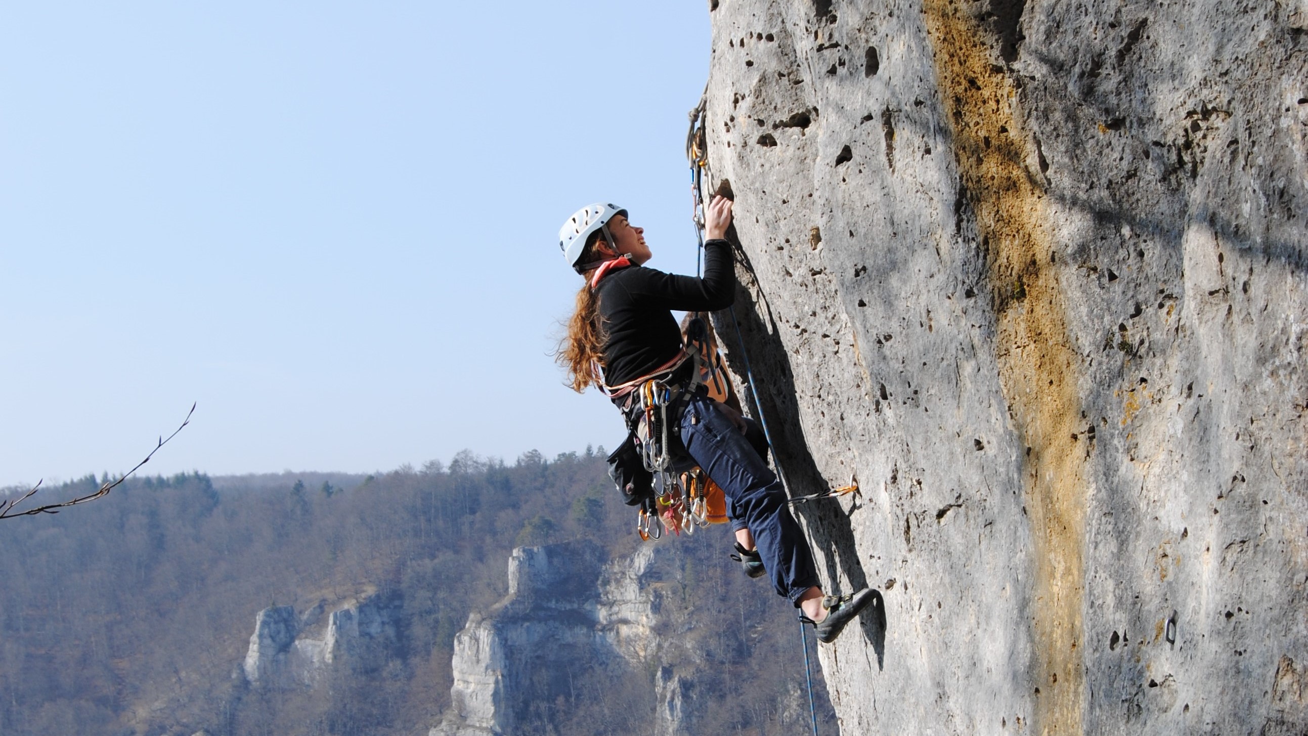 [Translate to Englisch:] Kletterin an Kletterwand 