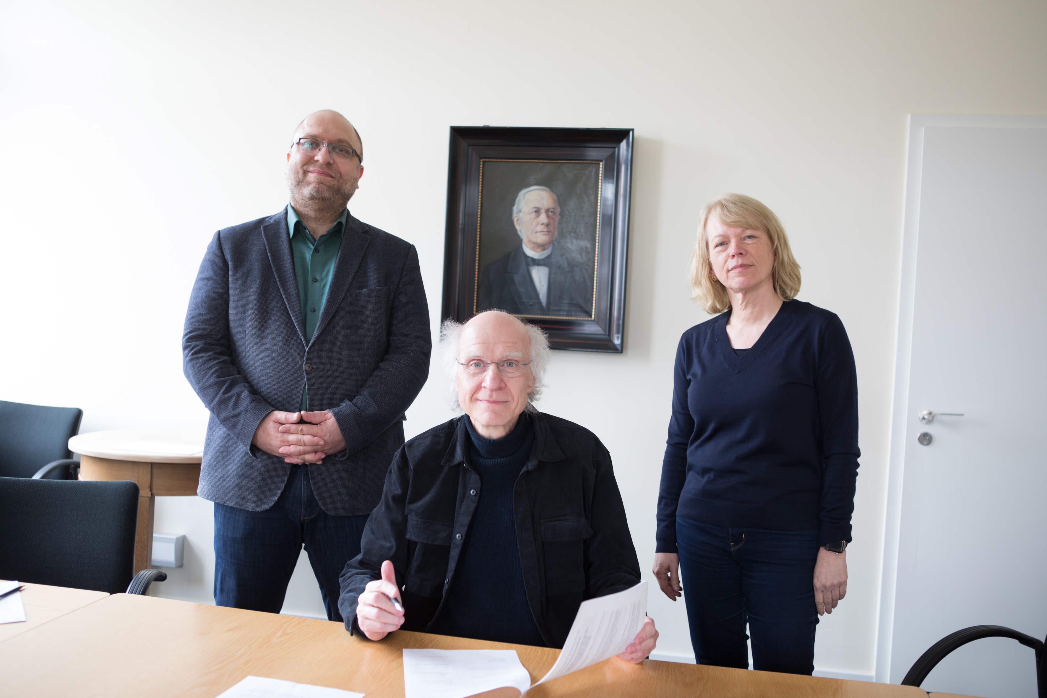 Sighning of the contract 2022 (f.l.t.r.): Prof. Dr. Erdal Toprakyaran, Prof. Dr. Matthias Möhring-Hesse, Prof. Dr. Birgit Weyel