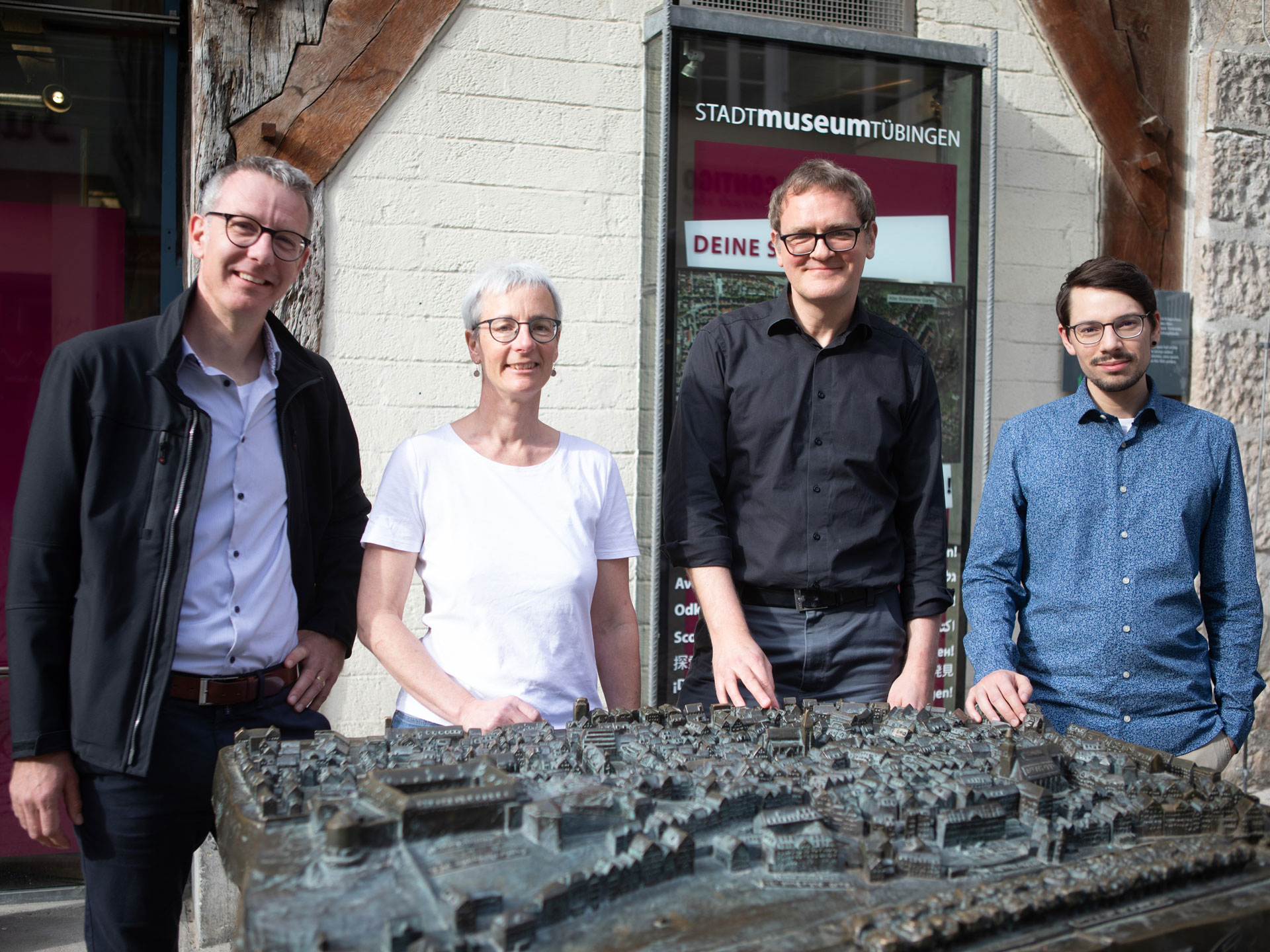 V.l.n.r.: Thomas Thiemeyer (Universität Tübingen/Empirische Kulturwissenschaft), Ulrike von Luxburg (Universität Tübingen/Maschinelles Lernen), Guido Szymanska (Kurator Stadtmuseum) und Tim Schaffarczik (Universität Tübingen/Empirische Kulturwissenschaft). © Friedhelm Albrecht / Universität Tübingen