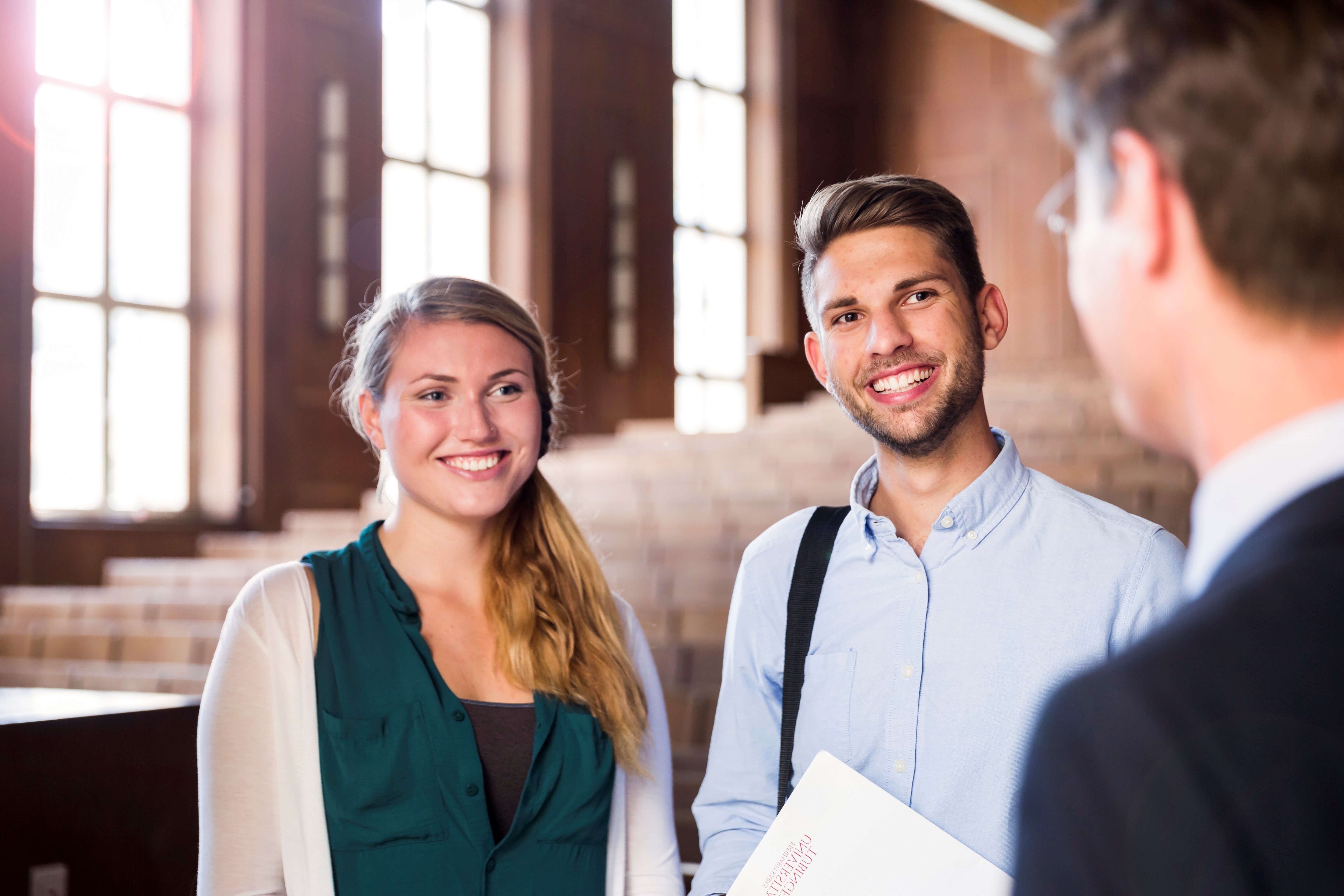 2 students talking with a lecturer
