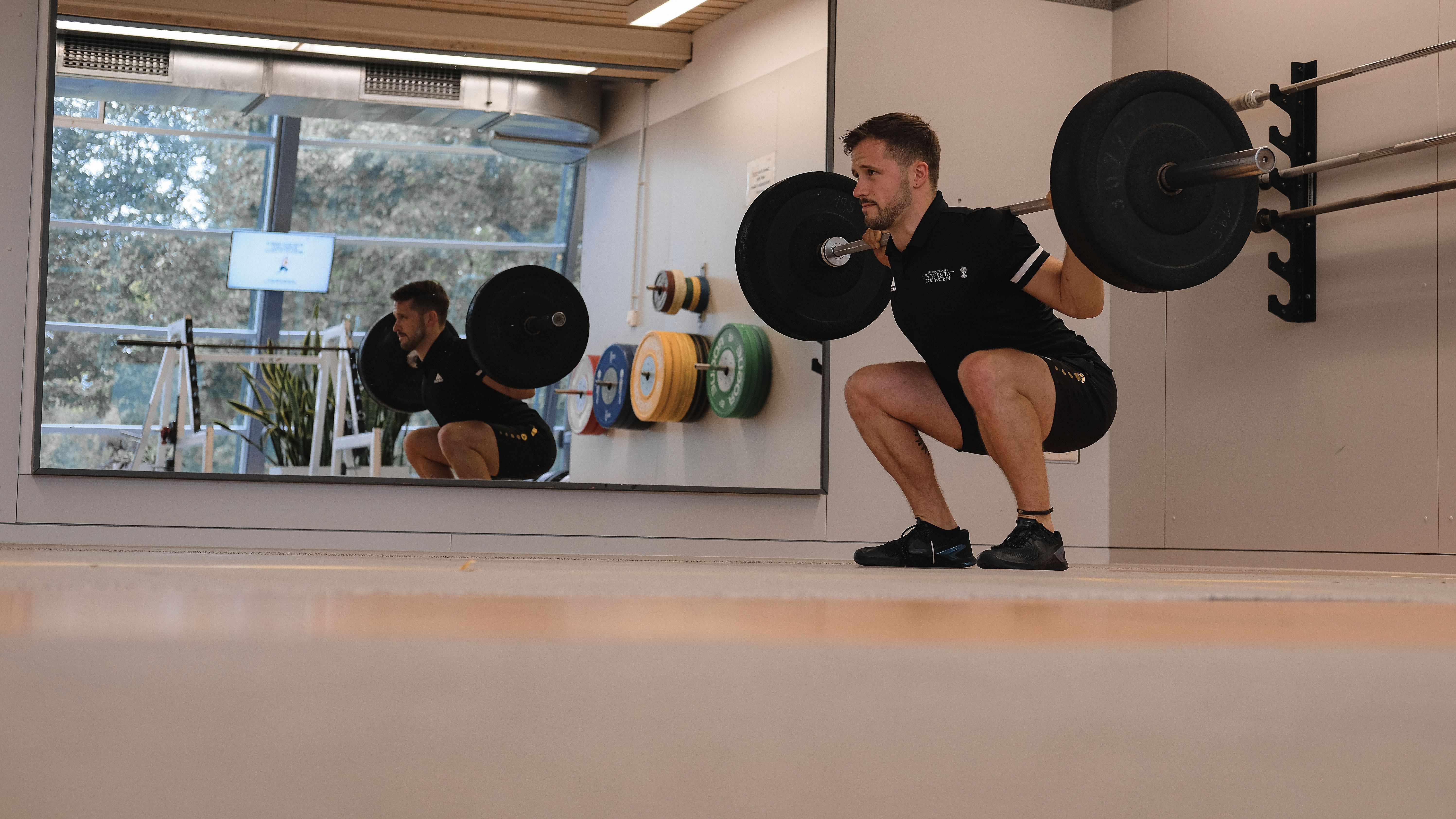 [Translate to Englisch:] Ein Bild aus der Kraft- und Fitnesshalle