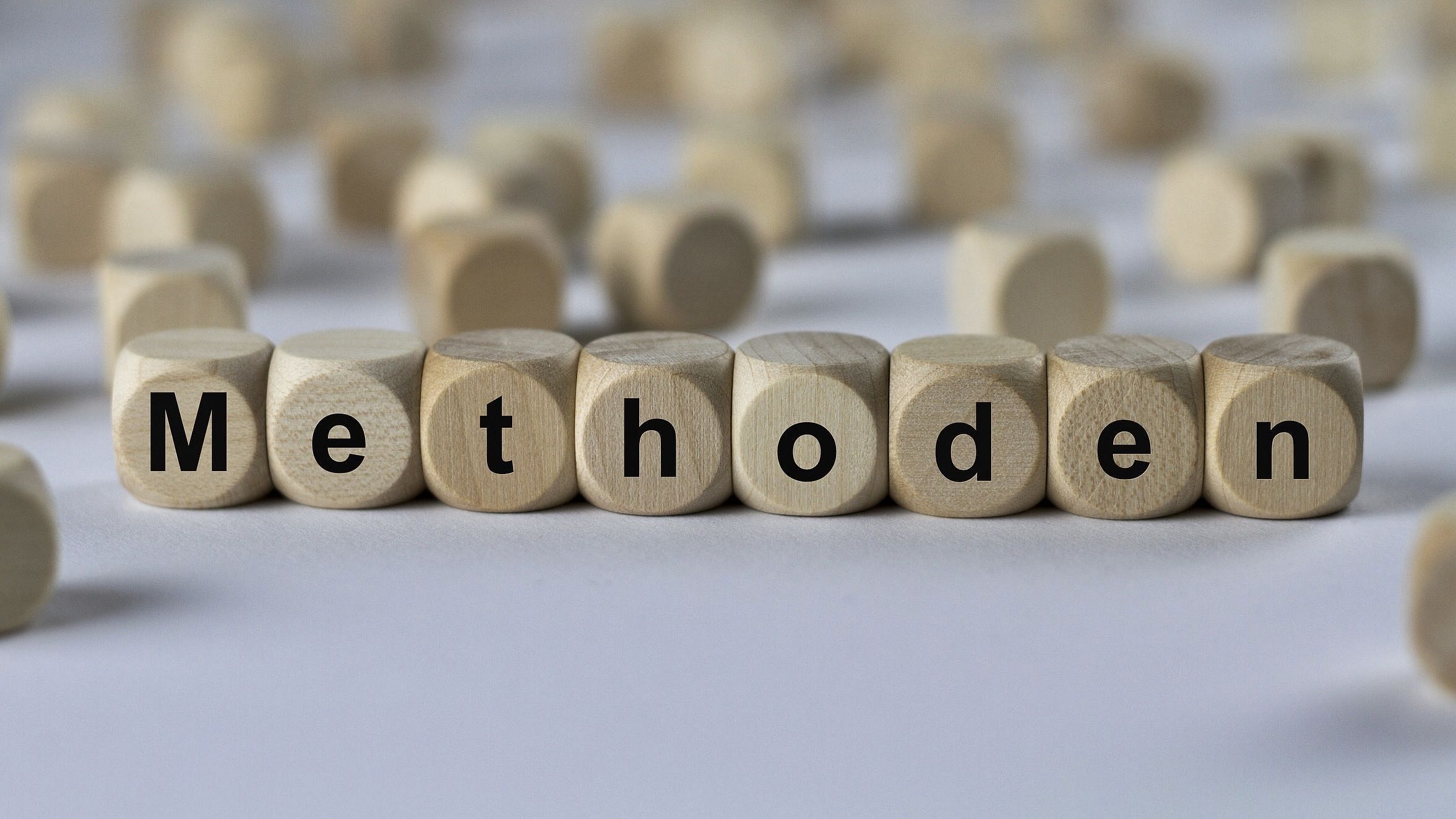 Dieses Symbolbild zeigt eine Reihe Würfel mit aufgedruckten Buchstaben. Die Buchstaben ergeben das Wort "Methoden".